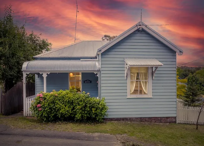 Pet-Friendly Blue Mountains Cottage With Indoor Fireplace