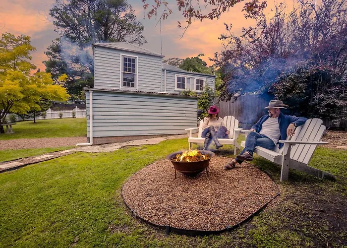Pet-Friendly Blue Mountains Cottage With Indoor Fireplace